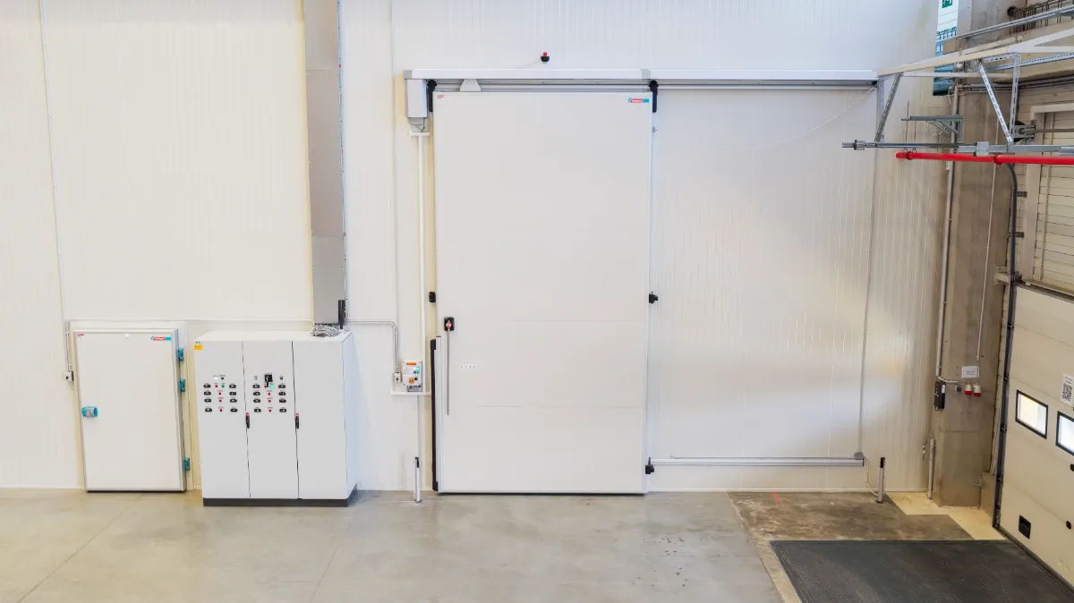 Egyedi kapcsolószekrény és IglooDoors hűtőkamra ajtó tolóajtós kivitelben – Hűtőépítő